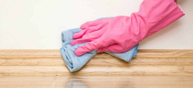 How to clean skirting boards