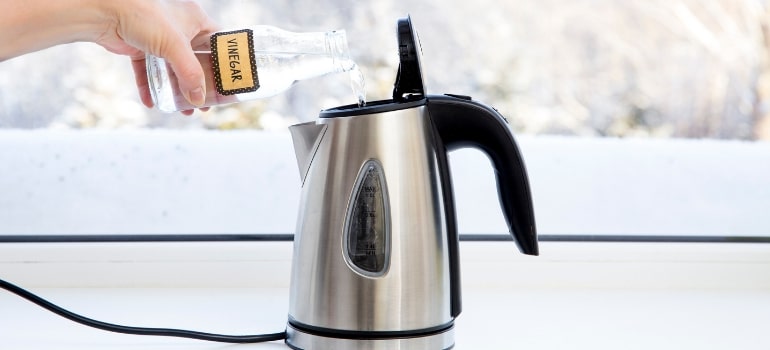 Cleaning a kettle with vinegar