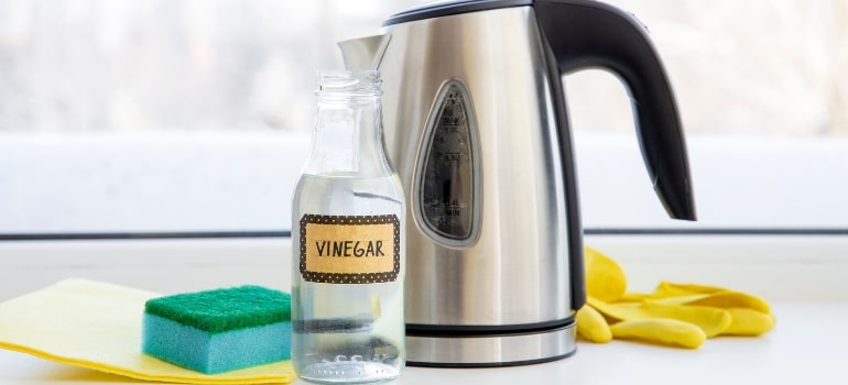 https://fantasticcleaners.com.au/blog/wp-content/uploads/2019/03/how-to-clean-and-descale-your-kettle.jpg