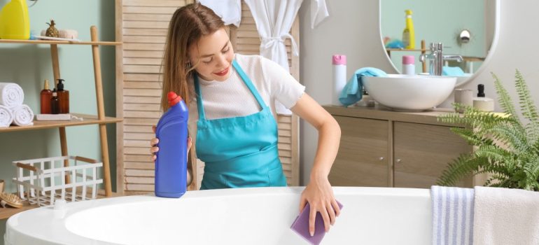 How to Clean Your Bathtub the Right Way