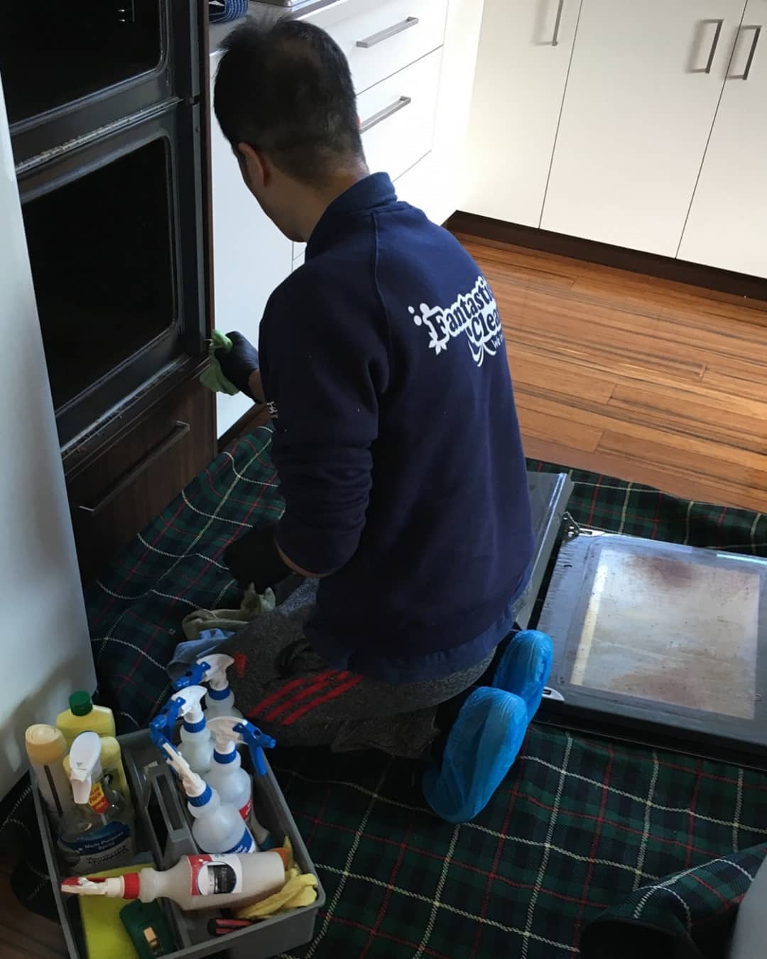 Professional Oven Cleaning performed by a cleaner