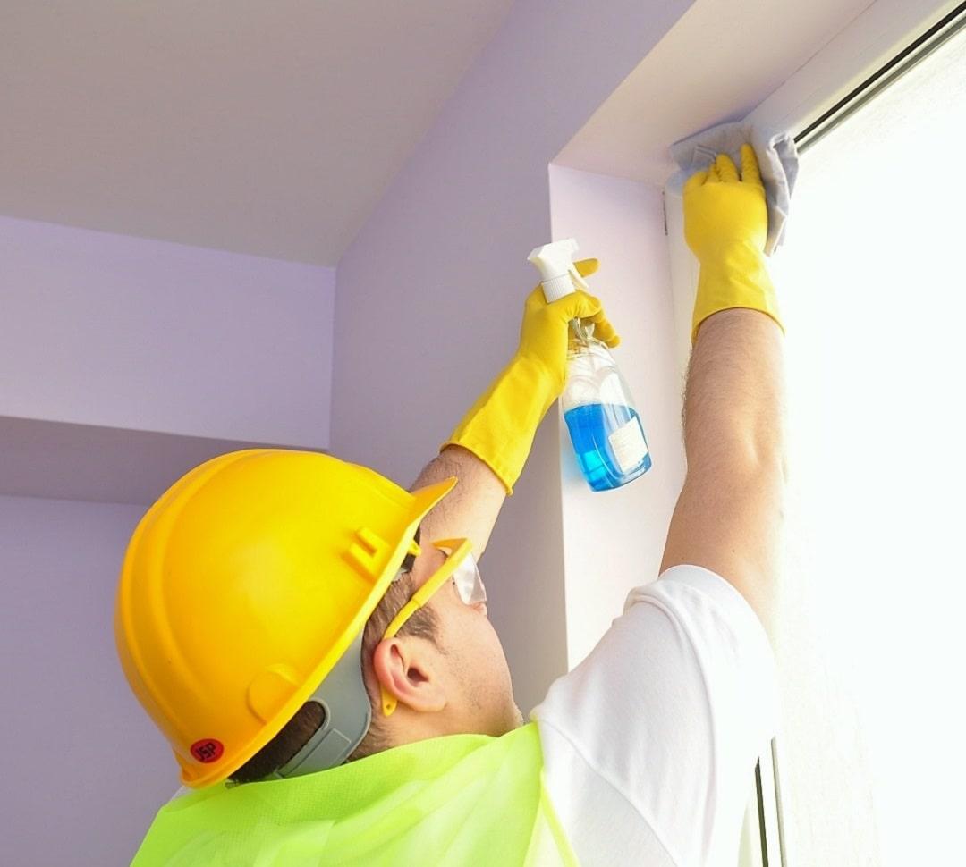 Cleaning professional, cleaning windows after builders