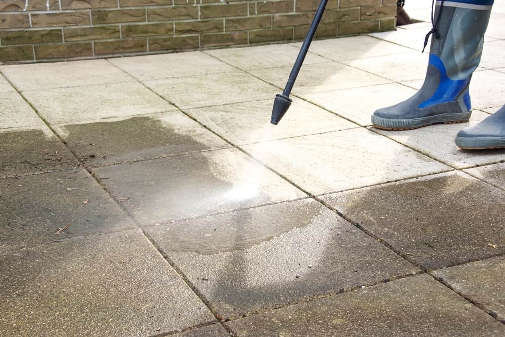 Washing Concrete with pressure washer - professional service