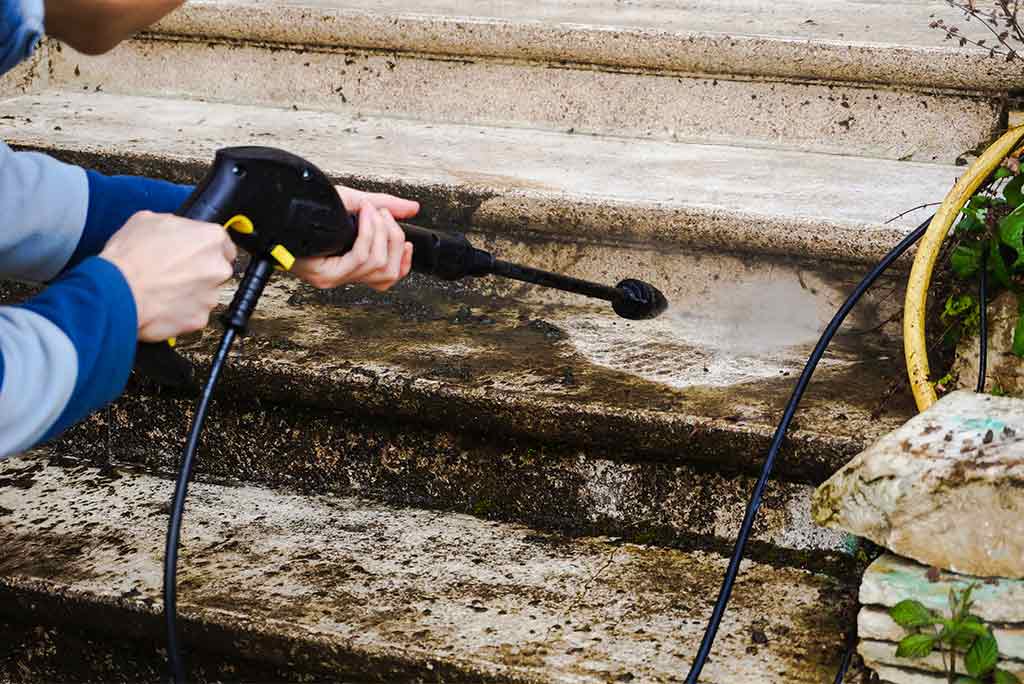 Local house exterior cleaning - by pressure washing machine