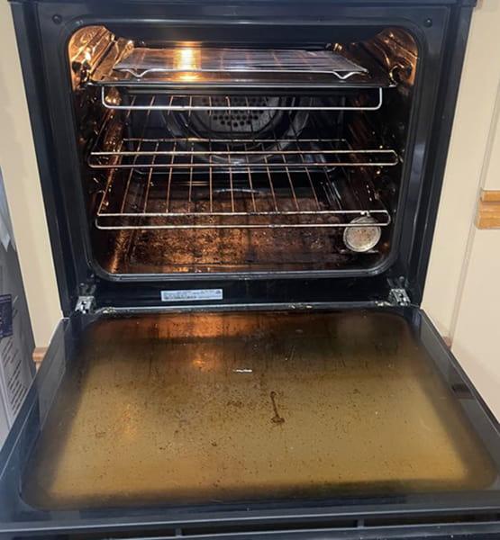 End of lease cleaning Melbourne oven before